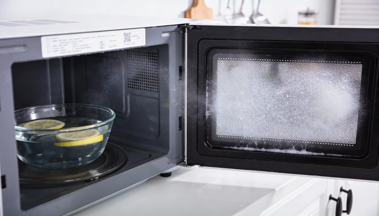 O calor úmido penetra nas camadas de gordura seca e facilita a remoção imediata dos resíduos alimentares