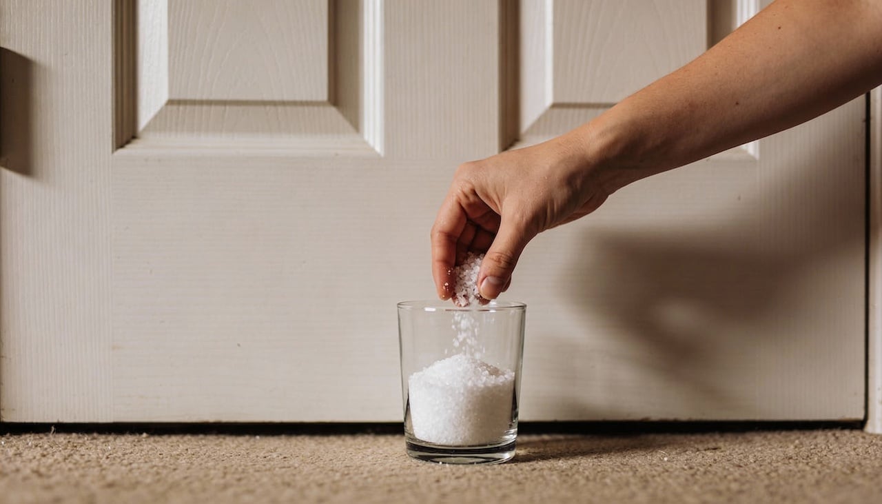 O sal grosso tem a capacidade física e espiritual de absorver cargas negativas de forma eficiente