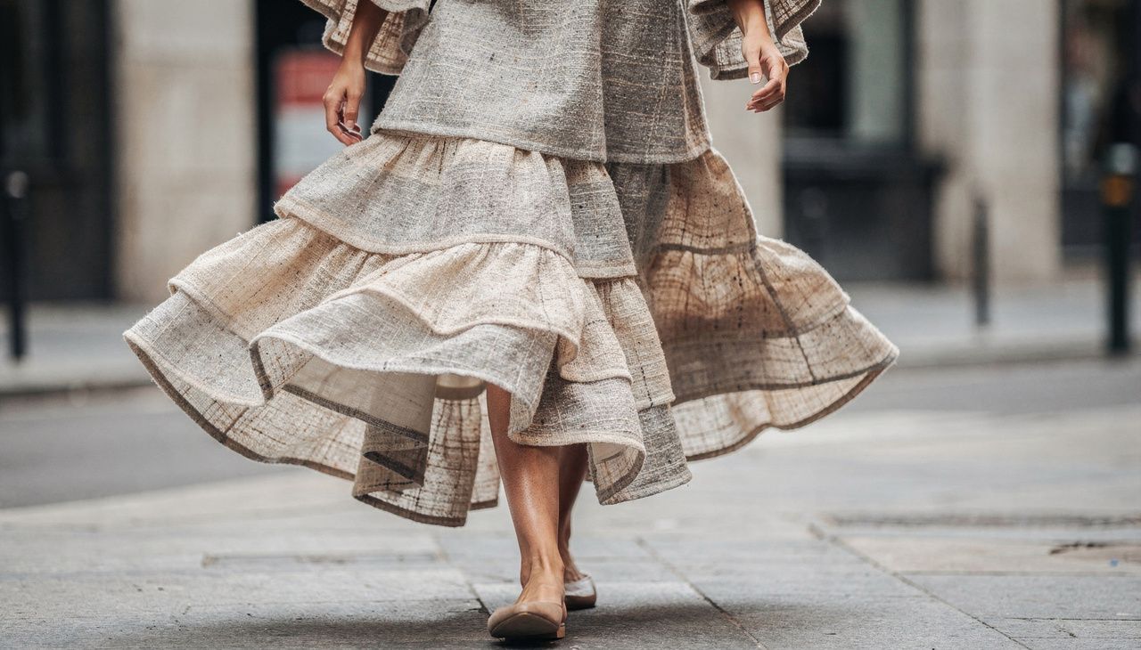 Entre as tendências de vestidos em 2026, transparências suaves e slip dresses retrô se destacam, evocando referências dos anos 20, 30 e 90