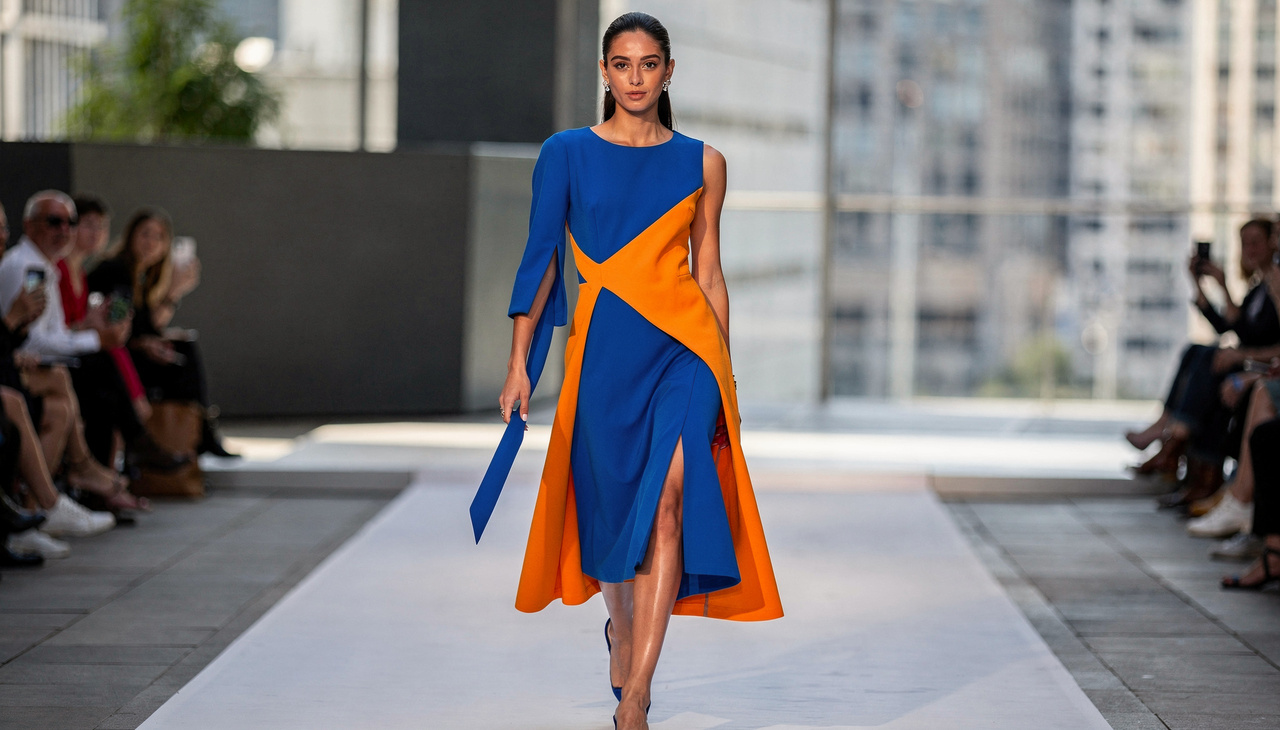 Entre as tendências de vestidos em 2026, transparências suaves e slip dresses retrô se destacam, evocando referências dos anos 20, 30 e 90