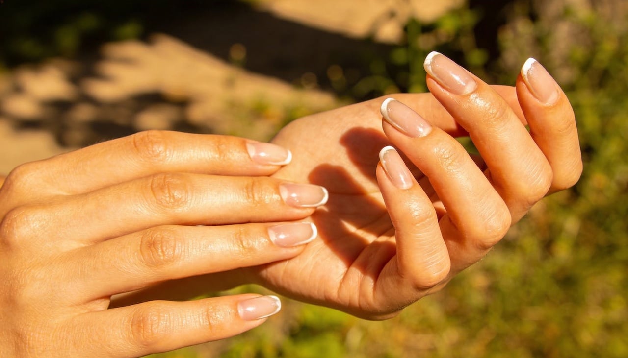Ao longo da estação, é comum observar maior incidência de quebras, manchas e perda de brilho nas unhas das mãos e dos pés