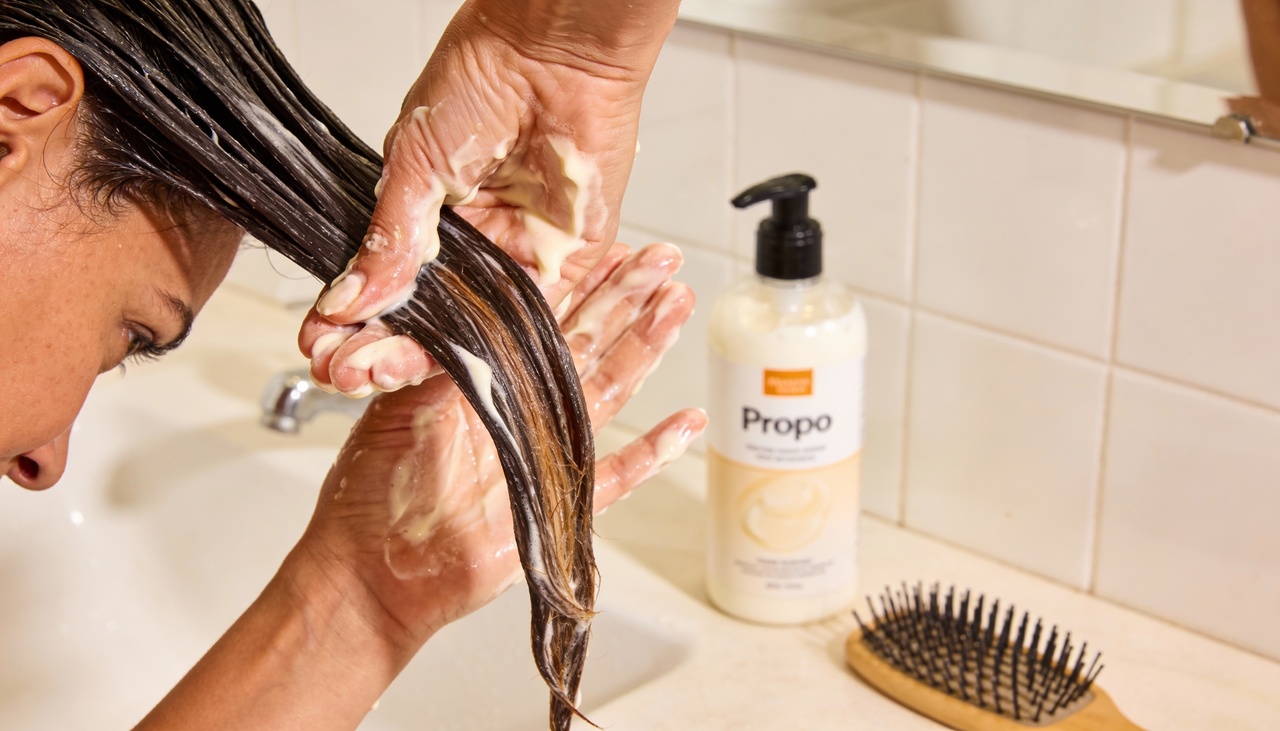 O pré-poo, também chamado de pré-shampoo, é qualquer tratamento aplicado antes da etapa de lavagem com shampoo