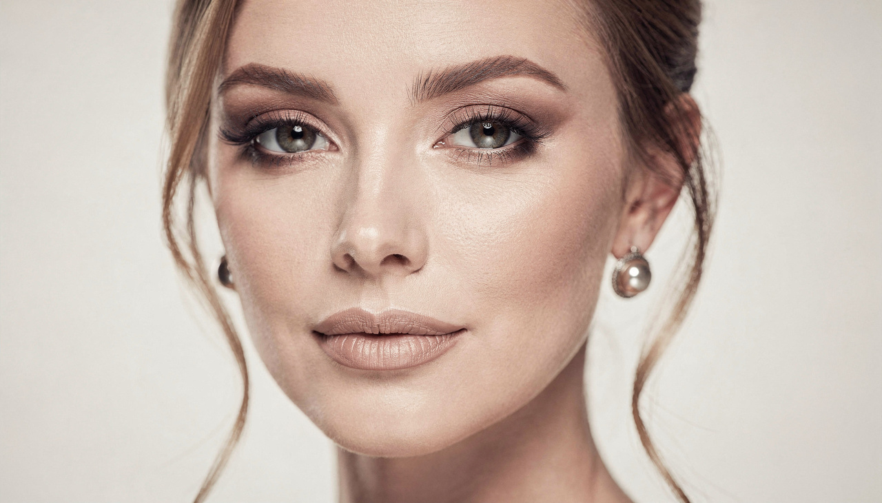 A maquiagem atemporal é um estilo que resiste à passagem do tempo, sem se prender a uma década específica ou a truques dramáticos