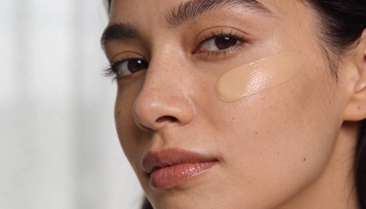 A principal diferença entre base líquida e base em bastão está na texto e na concentração de pigmentos