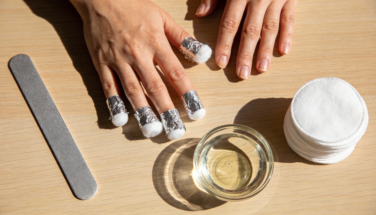 Cada tipo de alongamento em gel, fibra de vidro, acrílico ou polygel reage de forma diferente à acetona e ao lixamento