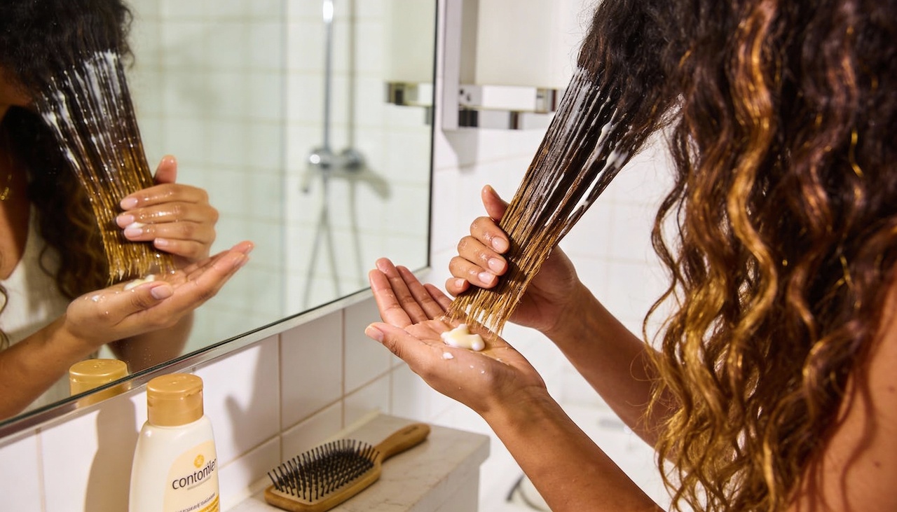 Nos cabelos lisos, a oleosidade tende a “escorrer” com mais facilidade da raiz até as pontas, já que o fio é mais reto