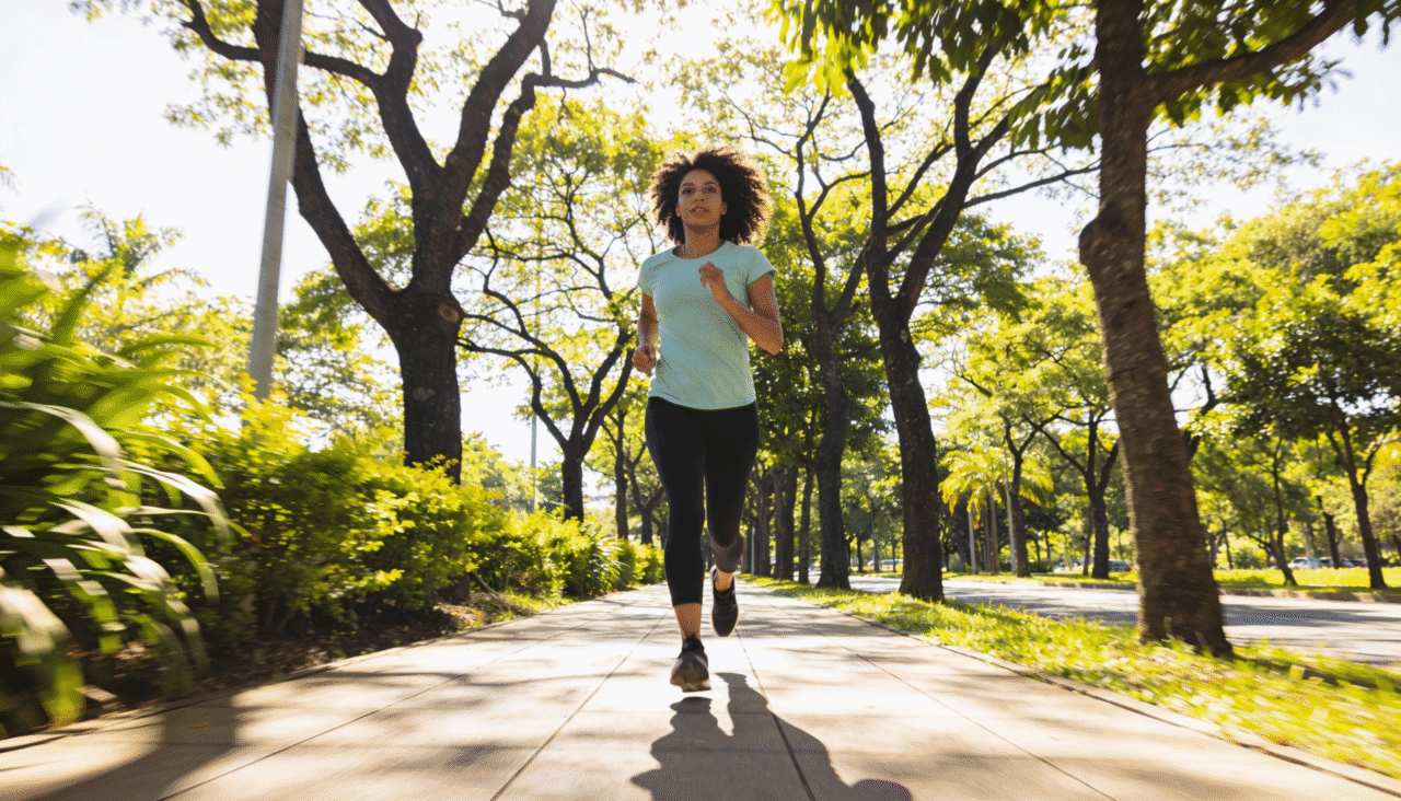 Sair para caminhar em vez de ir para academia ajuda muito, mas só funciona se a caminhada durar pelo menos 30 minutos seguidos, sem interrupções e a uma velocidade de cerca de 5 km/h