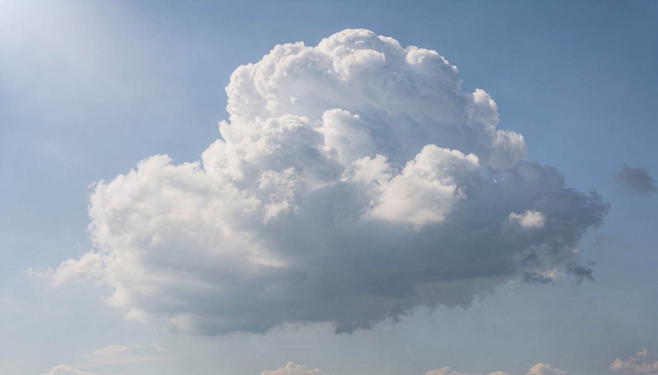 A transição entre uma nuvem estável e o início de uma tempestade envolve mudanças físicas complexas na estrutura das gotas suspensas
