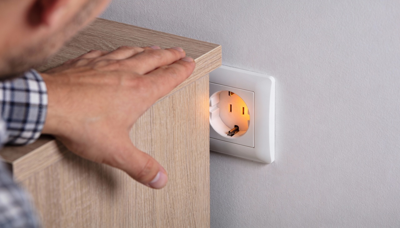 O principal motivo de tomadas atrás de móveis esquentarem está ligado à dissipação de calor