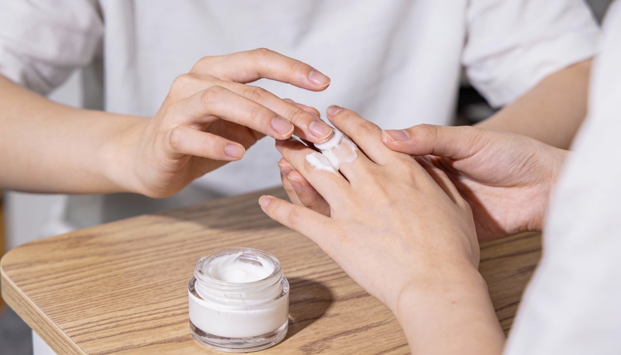 A região embaixo das unhas pode acumular sujeira, restos de produtos e micro-organismos que favorecem mau cheiro, manchas e infecções