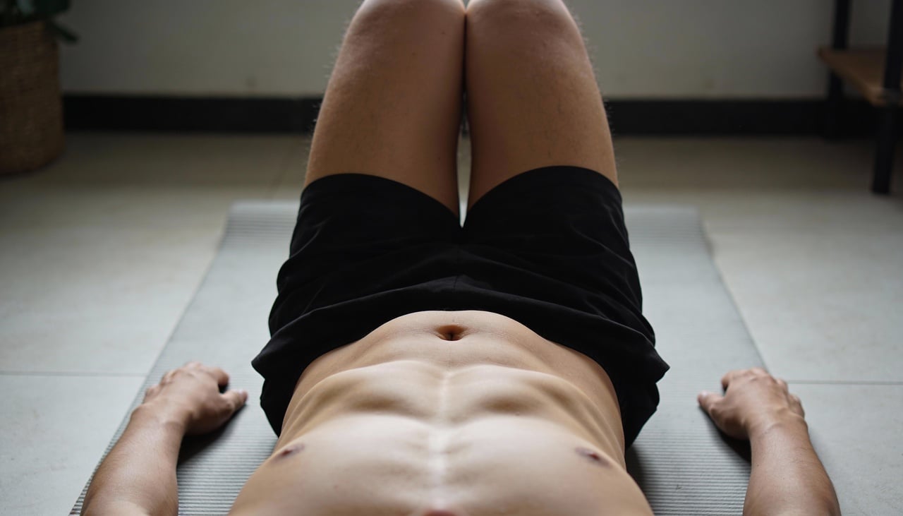 Diferente dos abdominais comuns, esse exercício foca no músculo transverso, que atua como uma cinta natural no seu corpo