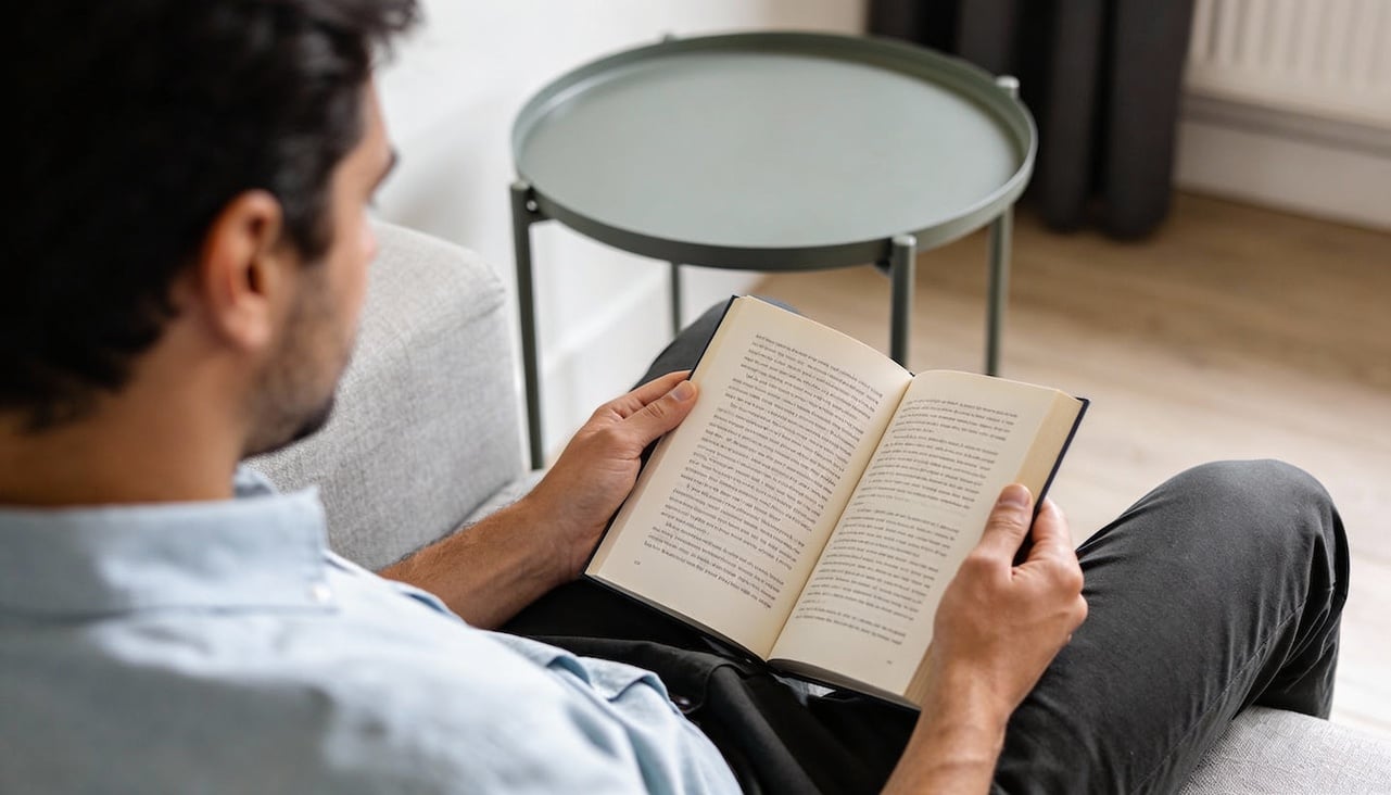 Han descreve um cenário onde as pessoas se autoexploram continuamente em busca de resultados inalcançáveis e visibilidade extrema