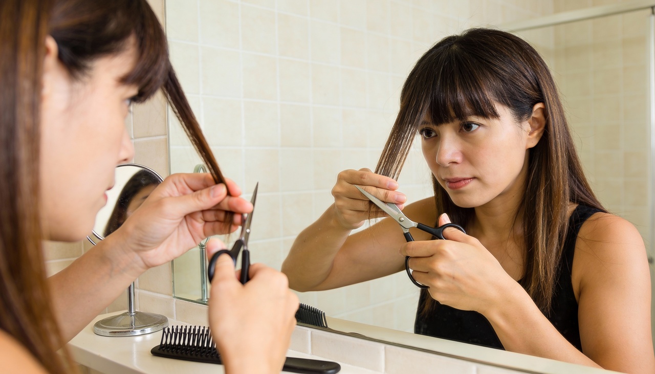 Alguns cuidados prévios ajudam a evitar erros comuns ao cortar a própria franja em casa, especialmente para iniciantes