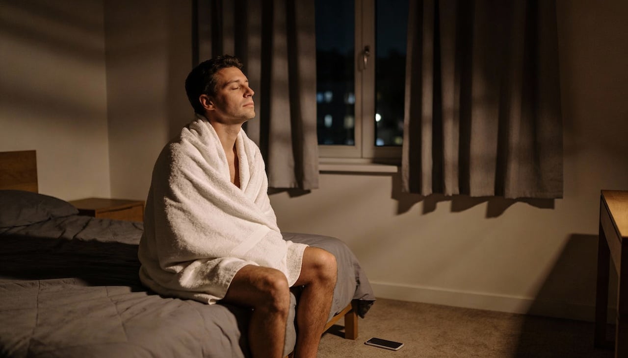 Tomar banho à noite funciona como um ritual de descompressão que ajuda a criar uma separação clara entre as atividades do dia e o momento de descanso