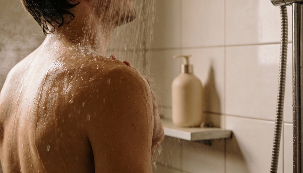 O banho terapêutico de 5 minutos é um banho curto e planejado para proteger a pele em vez de agredi-la