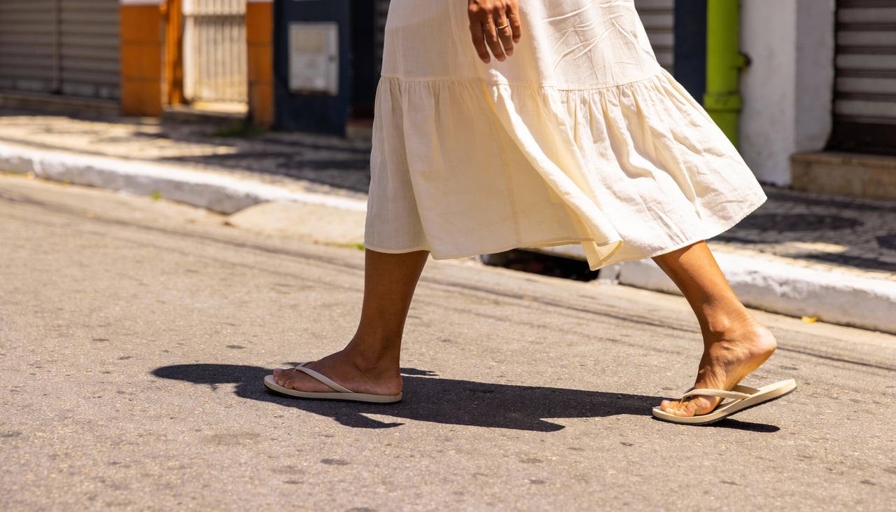 O look com vestido e rasteirinha tornou-se um clássico do clima quente pela funcionalidade e pelo conforto térmico