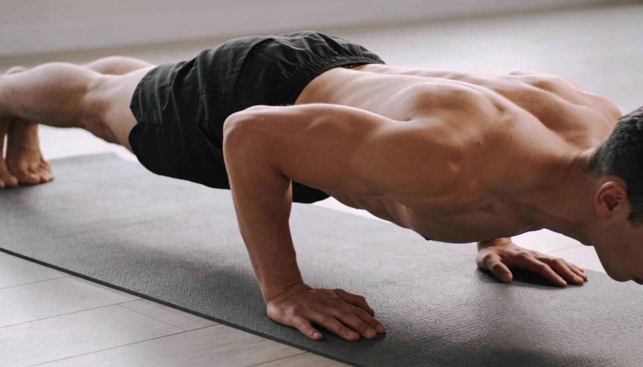 A vida moderna, repleta de horas sentadas em frente a computadores e dispositivos móveis, compromete severamente a postura