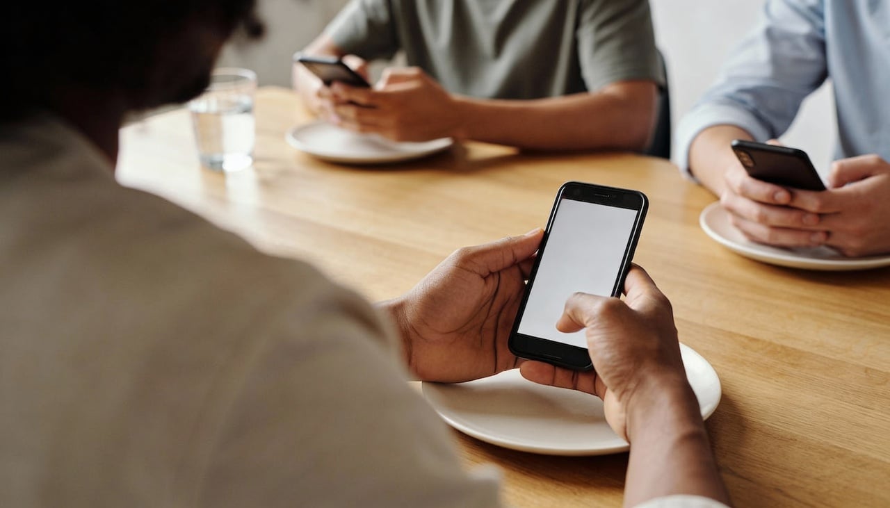 A expressão “se sentir sozinha mesmo acompanhada” indica um descompasso entre presença física e presença emocional