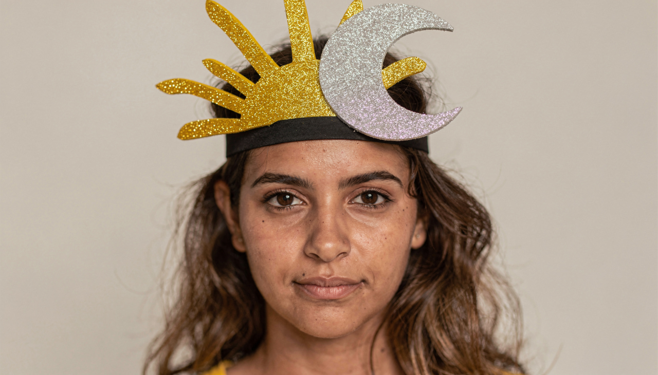 Para quem pretende montar a própria tiara de Carnaval 2026, algumas propostas ajudam a organizar o planejamento