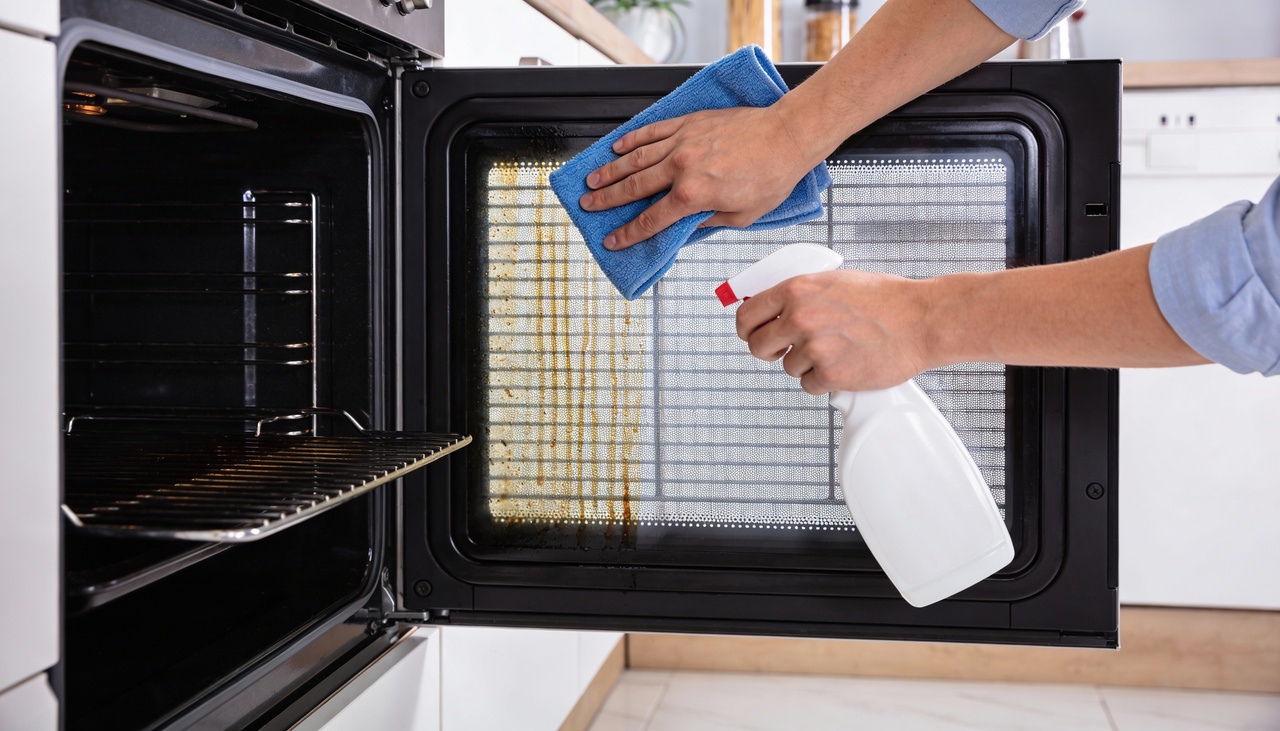 Para começar, o usuário deve remover as grades internas e verificar as travas laterais localizadas na base da porta do equipamento