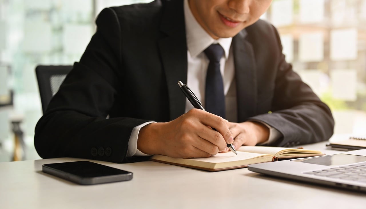 A ciência explica que o esforço motor da escrita manual cria uma assinatura no cérebro que fortalece a retenção da informação de forma duradoura