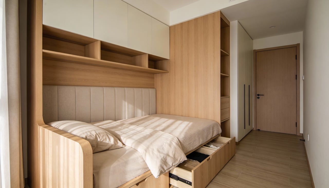 O primeiro passo para um bom layout de quarto é analisar o tamanho do ambiente e a posição das portas e janelas