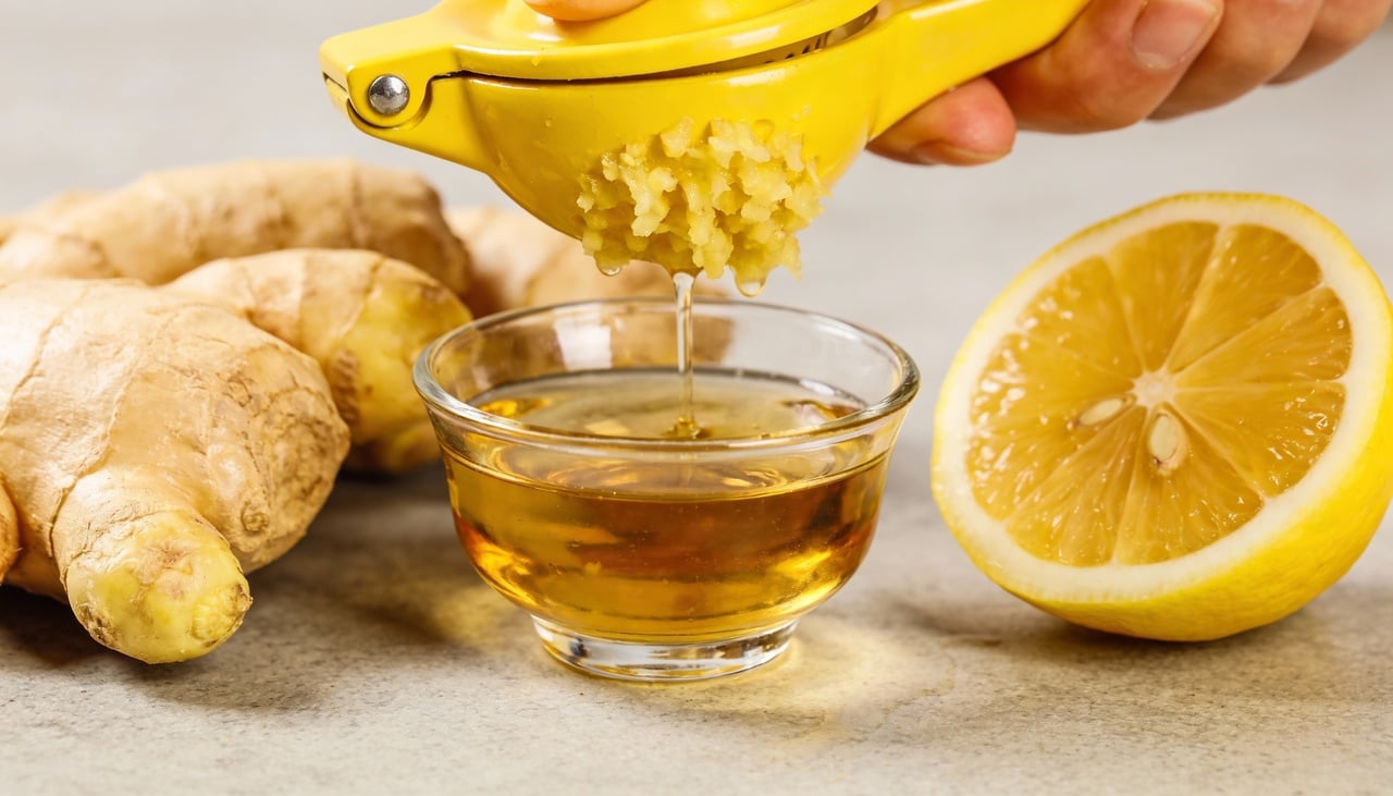 O shot de gengibre é uma bebida de pequeno volume, entre 30 ml e 60 ml, feita com alta concentração de gengibre fresco