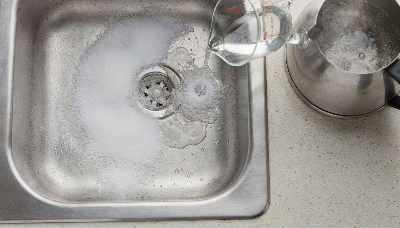 O vinagre branco atua como um agente desengordurante potente que reage quimicamente ao entrar em contato com o bicarbonato de sódio