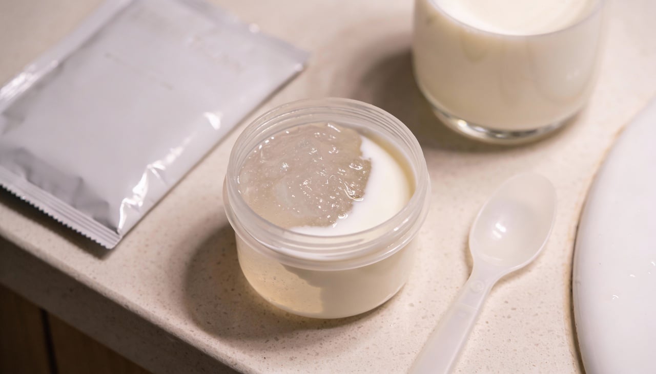 Os cravos são pontinhos pretos ou esbranquiçados que surgem pela obstrução dos poros, formando comedões abertos ou fechados