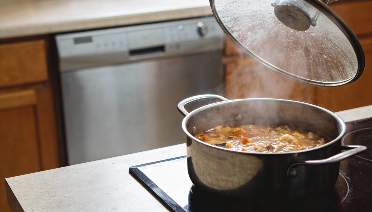 Guardar o alimento ainda quente não o torna automaticamente impróprio