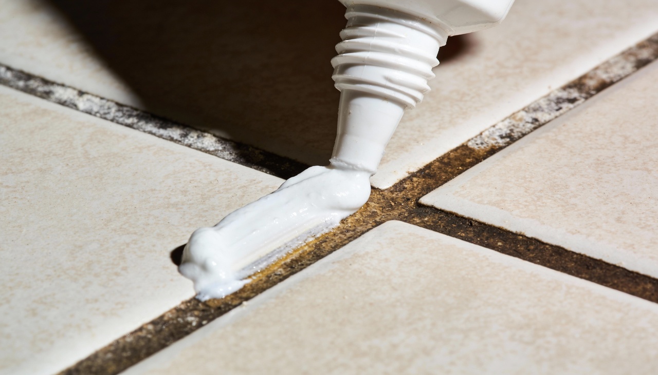 Para começar, você deve misturar o bicarbonato de sódio com água oxigenada em um recipiente limpo até formar uma pasta consistente e homogênea