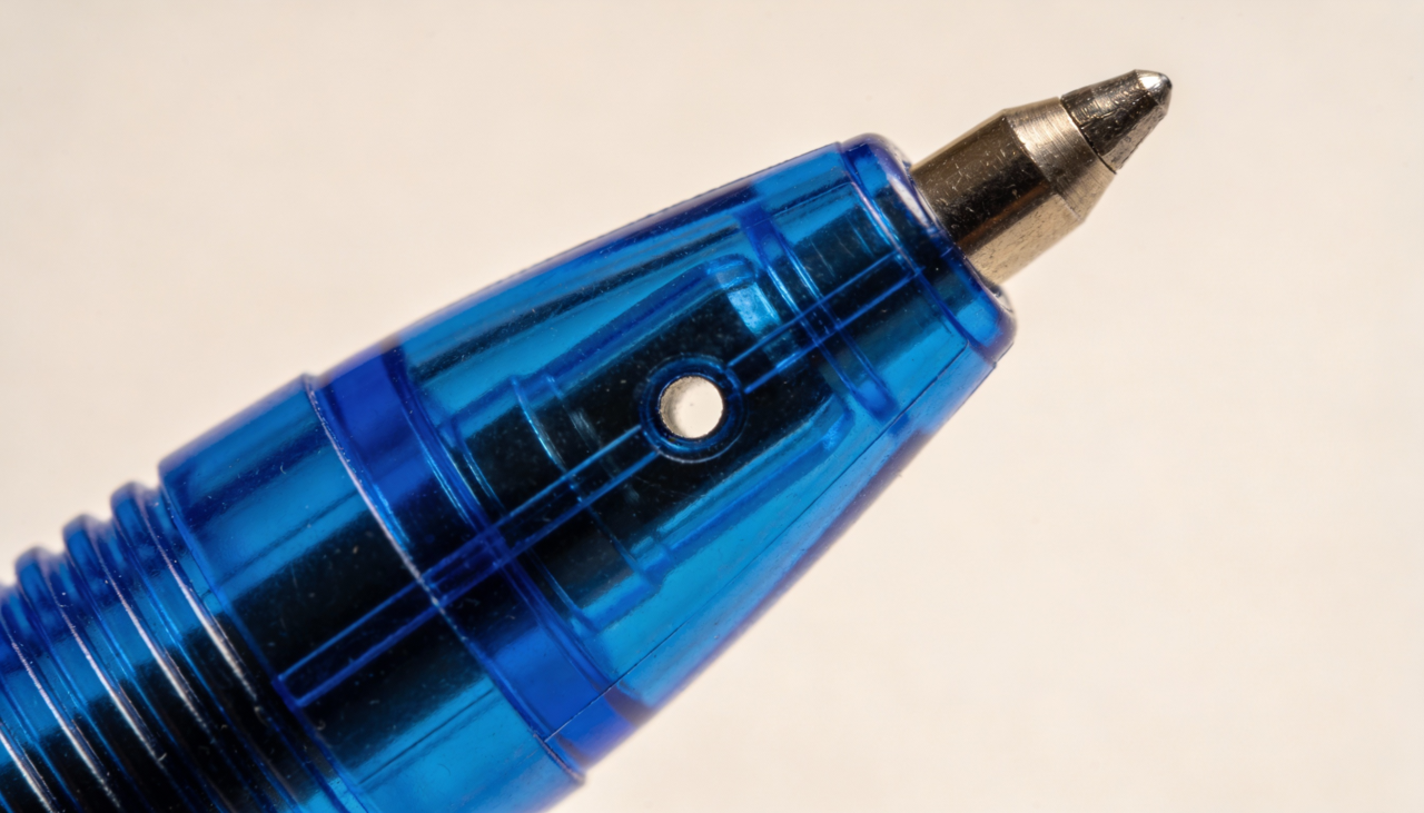 Além disso, a presença dessa abertura ajuda a equilibrar a pressão interna da caneta durante o uso