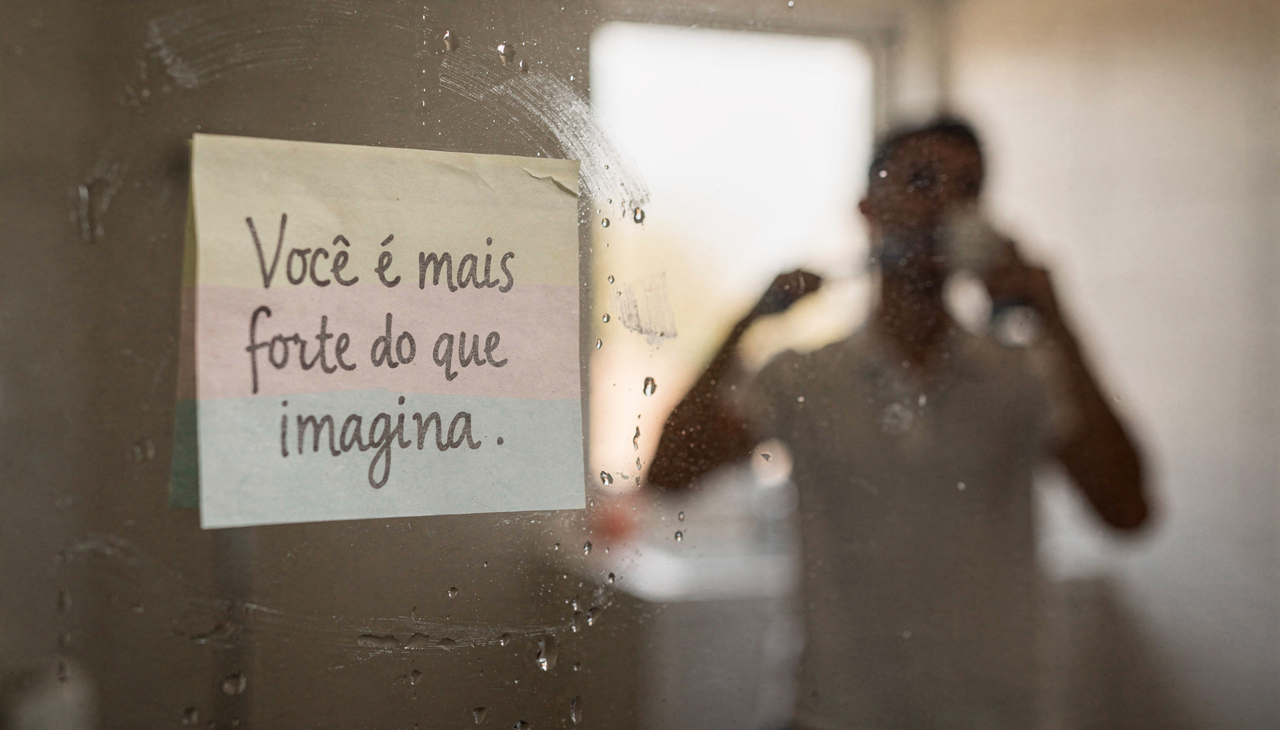 O conceito central gira em torno de frases para começar o dia com energia positiva, utilizando afirmações curtas como uma ferramenta prática de foco