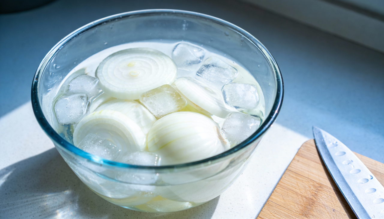 O efeito crocante acontece porque a água gelada provoca uma reação física nas células da cebola