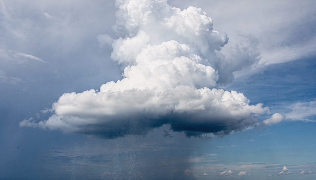 A transição entre uma nuvem estável e o início de uma tempestade envolve mudanças físicas complexas na estrutura das gotas suspensas