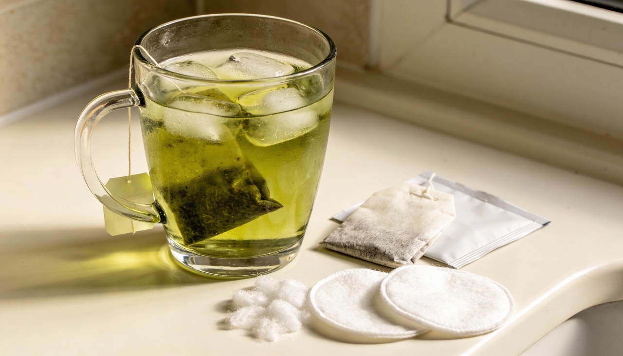 Quando aplicado gelado, o chá promove vasoconstrição temporária, o que tende a diminuir o inchaço e a sensação de olhos pesados