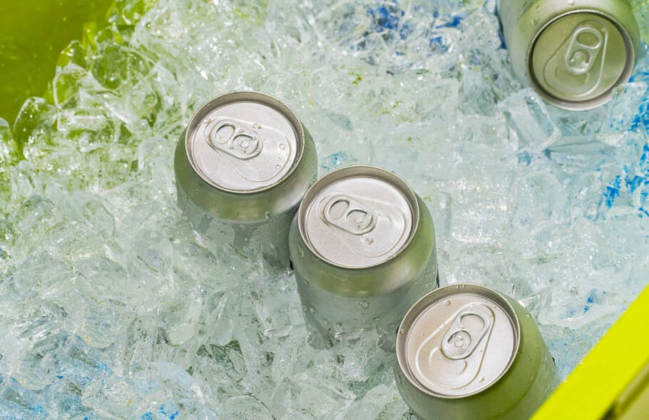 o colocar latas ou garrafas em um recipiente com gelo e sal, o resfriamento acontece muito mais rápido