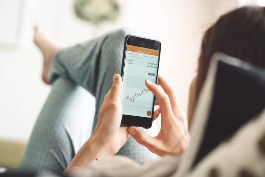 Configure transferências automáticas da sua conta corrente para uma conta poupança ou corretora no dia do recebimento do salário