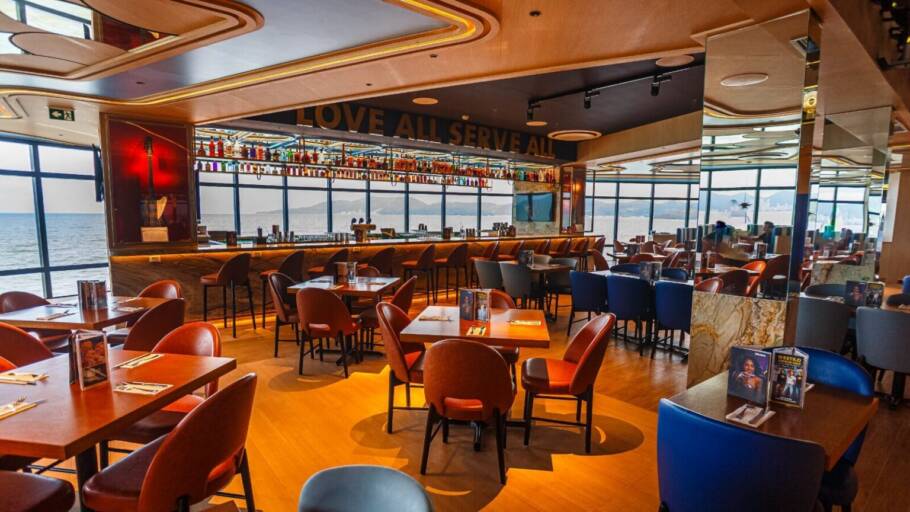 Interior do Hard Rock Cafe Itapema, que oferece vista 360º para o mar