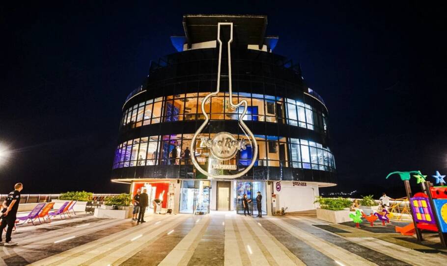 Fachada do Hard Rock Cafe, que fica em um pier na cidade de Itapema (SC)