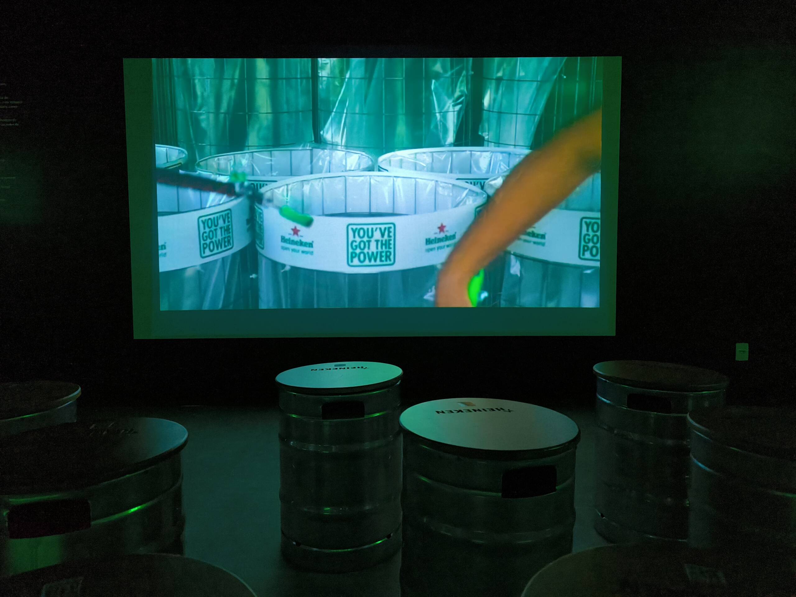 Antes de conhecer o processo de envase na fábrica, o visitante passa por uma última sala sensorial onde é possível conhecer todas as ações sustentáveis do grupo