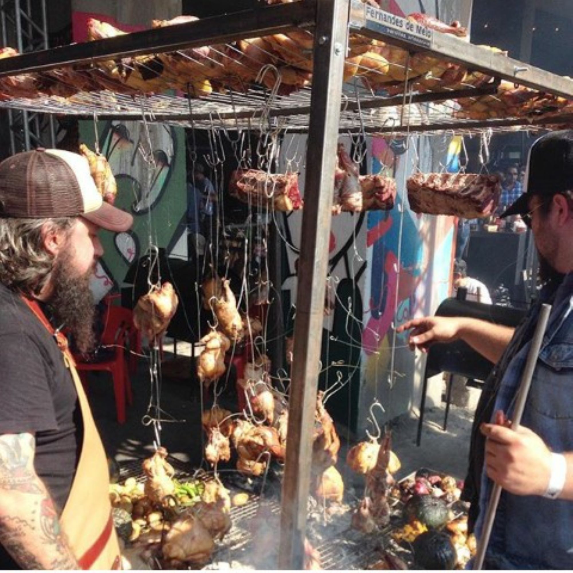 Belda leva ao Imbuia um churrasco que vai além do óbvio: carnes e vegetais preparados na grelha e em tradicionais varais de defumação, tudo feito ali, ao vivo, diante dos clientes no meio do salão