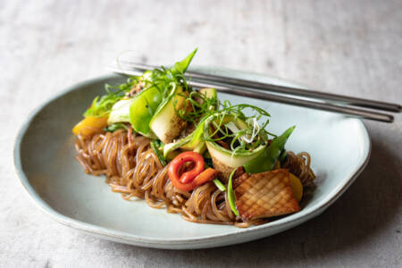 Macarrão de batata doce, legumes sortidos e finalizado com mel de abelha nativas do Komah