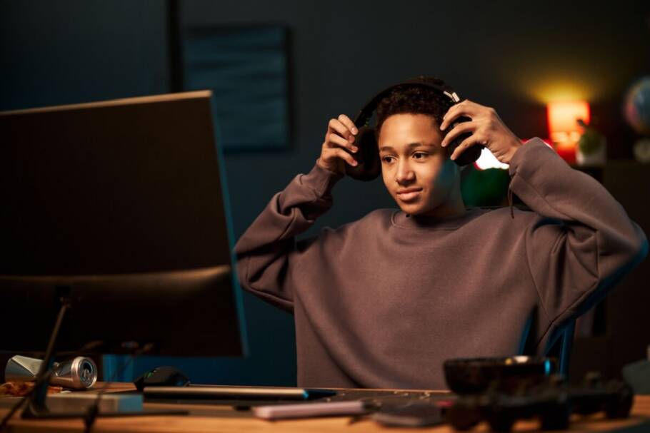 Hábitos que reduzem a exposição à luz natural e a genética individual influenciam significativamente os níveis de vitamina D (Imagem: Dragon Images | Shutterstock)