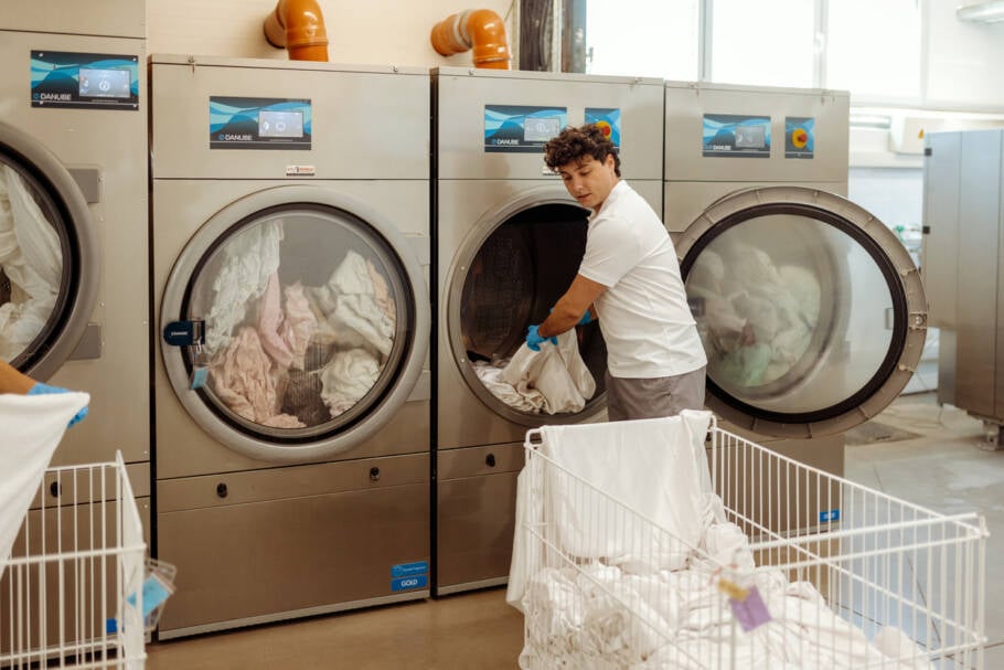 O percarbonato remove odores fortes e devolve o aspecto de limpeza profunda