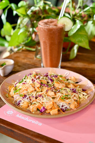 Salada Thai e suco da Bibi, prato do Madureira