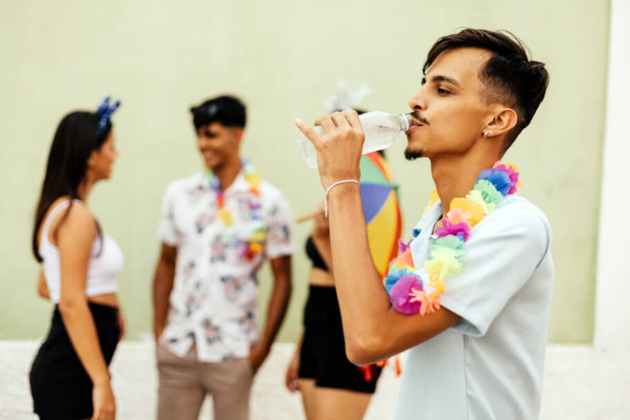 Beber água durante a folia previne a desidratação (Imagem: Kleber Cordeiro | Shutterstock)