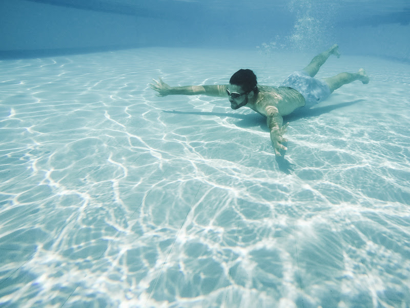 O erro comum ao mergulhar que pode causar dor e infecção no ouvido