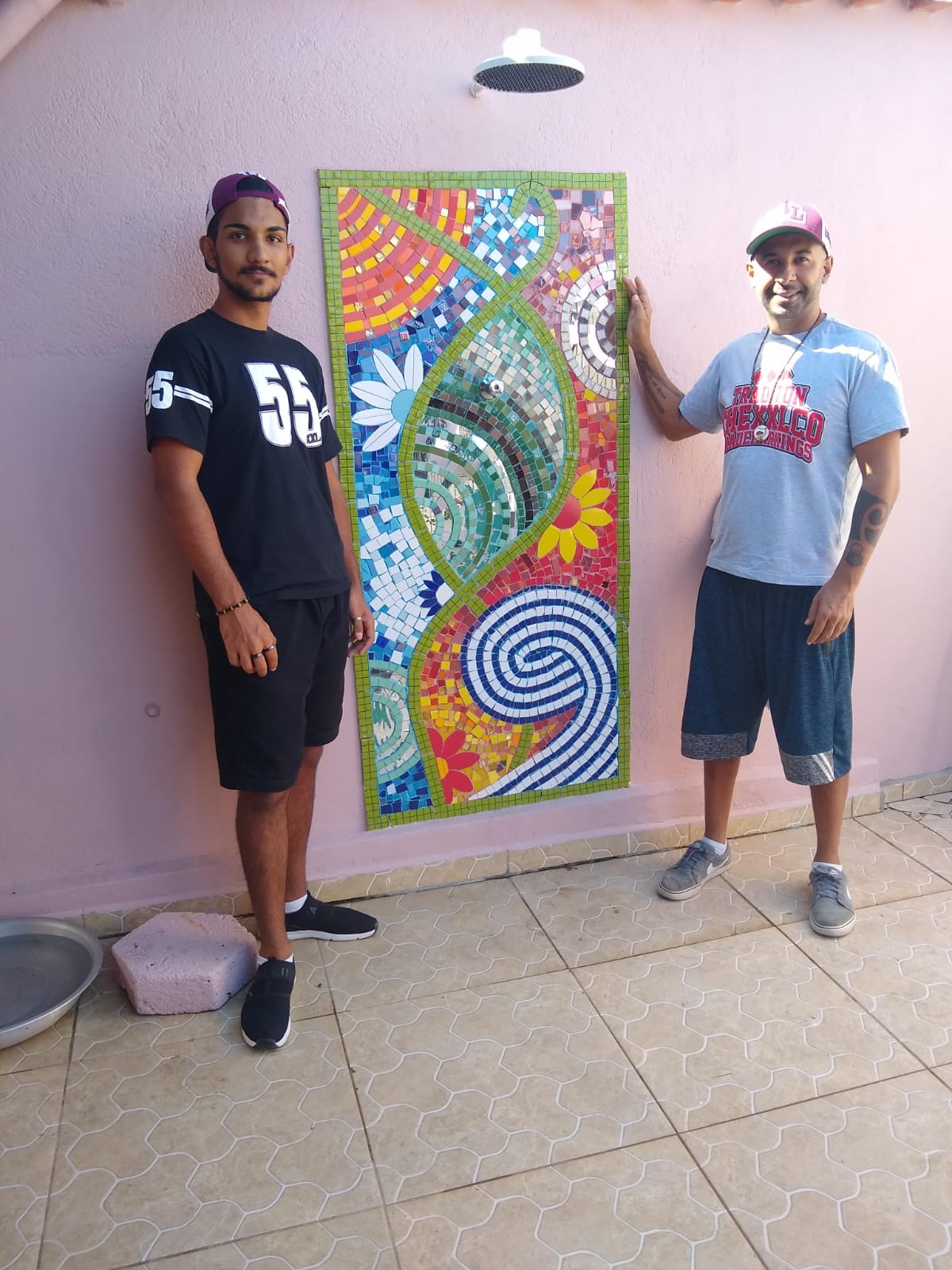 Mosaico Arteiro cria escultura coletiva do Batman com 2 mil cápsulas de café