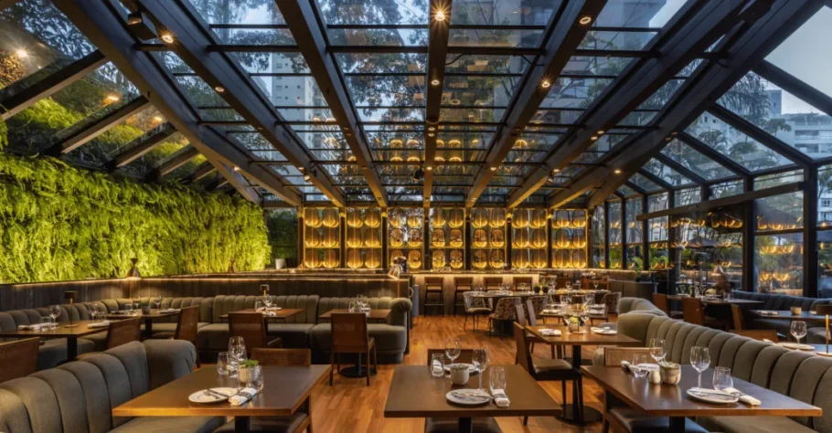 Interior do Must Restaurant